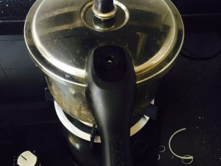 2、家庭简易版寿司????,然后把大米淘洗干净，倒入高压锅中，先大火煮开，然后转小火，大约6～8分钟