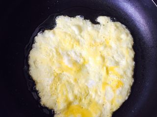 6、家庭简易版寿司????,等油热后倒入鸡蛋，尽量煎成圆形