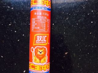8、家庭简易版寿司????,香肠一根，去掉外包装后备用