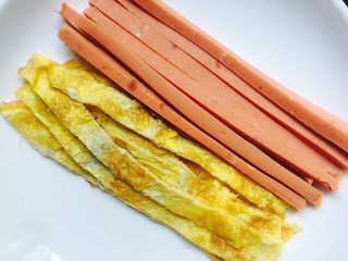 9、家庭简易版寿司????,将香肠和煎好的鸡蛋都切成细条状，备用