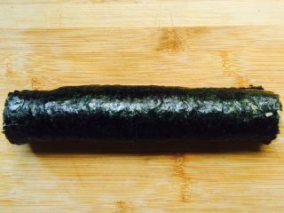 11、家庭简易版寿司????,慢慢的将紫菜卷起来