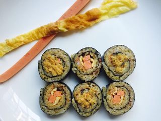 12、家庭简易版寿司????,最后切开，寿司上装点少许肉松，摆盘即可