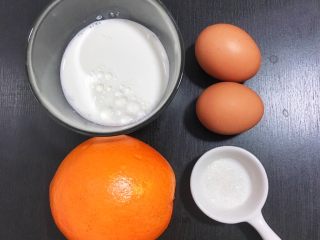 1、宝宝辅食8M➕：甜橙牛奶蛋羹,将材料准备齐全