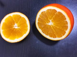 2、宝宝辅食8M➕：甜橙牛奶蛋羹,将橙子三分之二处切开