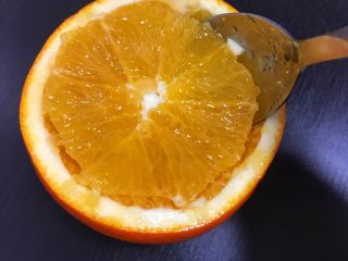 3、宝宝辅食8M➕：甜橙牛奶蛋羹,取出果肉（拿刀子沿橙子皮和果肉处划一圈，再拿勺子轻轻一挖就可以取出整个果肉，再刮净里面的碎果肉即可）