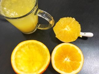 4、宝宝辅食8M➕：甜橙牛奶蛋羹,取完的果肉不要浪费哦，直接吃或者泡水喝都不错