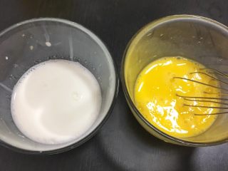 5、宝宝辅食8M➕：甜橙牛奶蛋羹,将鸡蛋液搅打均匀，再准备1:1的比例的温牛奶或者配方奶（一定要温牛奶哦）