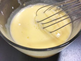 6、宝宝辅食8M➕：甜橙牛奶蛋羹,将温牛奶或配方奶倒入蛋液里,搅拌均匀