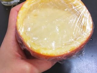 8、宝宝辅食8M➕：甜橙牛奶蛋羹,橙碗蒙上保鲜膜，用牙签在保鲜膜上戳几个小洞