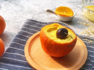 9、宝宝辅食8M➕：甜橙牛奶蛋羹,蒸锅大火烧开后放入橙碗蒸15分钟即可享用