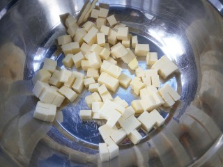 1、#曲奇菜谱秀#香浓红枣黄油曲奇,黄油切粒隔水软化