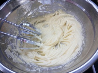 4、#曲奇菜谱秀#香浓红枣黄油曲奇,打发使其颜色变色即可