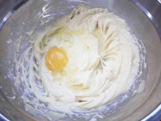 5、#曲奇菜谱秀#香浓红枣黄油曲奇,加入蛋液继续搅匀