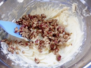 6、#曲奇菜谱秀#香浓红枣黄油曲奇,加入红枣粒