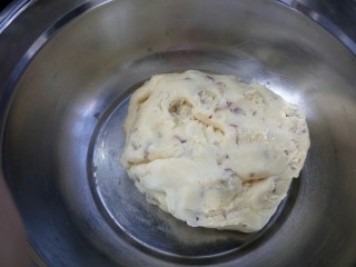 9、#曲奇菜谱秀#香浓红枣黄油曲奇,揉成面团