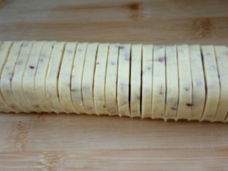 11、#曲奇菜谱秀#香浓红枣黄油曲奇,冷冻后切起来比较方便，切0.7厘米左右的厚度，切的时候可以预热烤箱180度