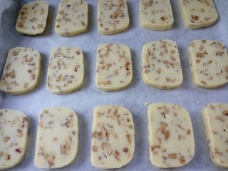 12、#曲奇菜谱秀#香浓红枣黄油曲奇,烤盘上放油纸，将曲奇摆放好，要有距离，避免粘连 