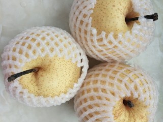 1、红枣银耳雪梨汤,第一步：准备好雪梨