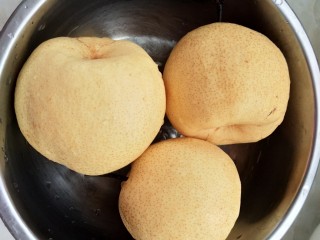 2、红枣银耳雪梨汤,第二步：把它们清洗一下