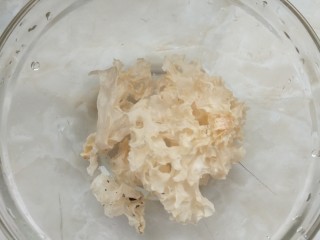 3、红枣银耳雪梨汤,第三步：准备适量的银耳，看自己做多少，我做了三碗的量，银耳泡发一下很多的