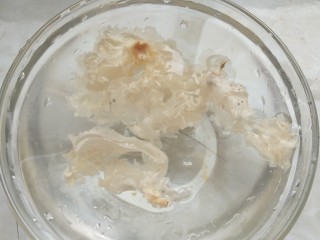 4、红枣银耳雪梨汤,第四步：加凉水泡发银耳