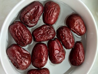 5、红枣银耳雪梨汤,第五步：准备红枣，泡发