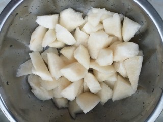 6、红枣银耳雪梨汤,第六步：在它们泡发的过程中把雪梨切成大小一致的小块