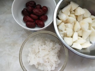 7、红枣银耳雪梨汤,第七步：银耳和红枣泡发好了，雪梨也切好了
