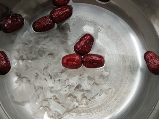 8、红枣银耳雪梨汤,第八步：加适量的凉水，先放红枣和银耳，水可多加一些，因为要煮很长时间，整个过程我大概煮了55分钟