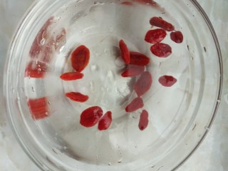 10、红枣银耳雪梨汤,第十步：清洗一下枸杞