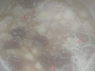 11、红枣银耳雪梨汤,第十一步：大火慢炖35分钟后倒入雪梨，小火煮10分钟，最后倒入洗好的枸杞