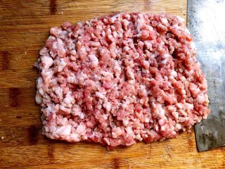 3、冬寒菜肉末羹,把瘦肉剁成肉末，放入碗里