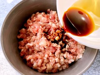 4、冬寒菜肉末羹,加入15g生抽