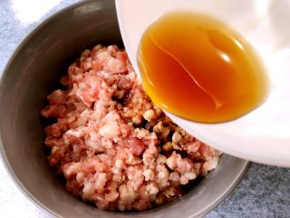 5、冬寒菜肉末羹,放入10g料酒