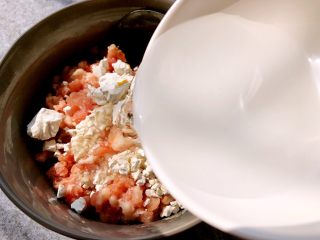 8、冬寒菜肉末羹,加入少许水搅拌均匀，至红薯粉融化，腌制一会