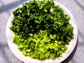 9、冬寒菜肉末羹,冬寒菜洗净切碎，杆和叶子分开放