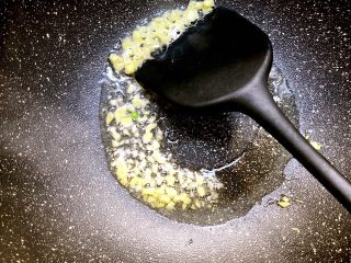 11、冬寒菜肉末羹,热锅放少许油，加入姜末爆香