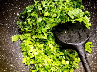 12、冬寒菜肉末羹,放入菜杆翻炒一下
