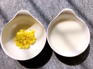 10、冬寒菜肉末羹,把35g玉米淀粉加入少许水调成水淀粉，生姜去皮切末