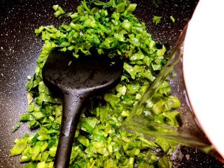 13、冬寒菜肉末羹,加入800g开水