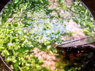 15、冬寒菜肉末羹,放入腌制好的肉末煮3分钟，要不停的搅拌，不然肉末会结块的