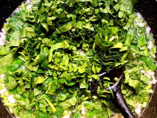 16、冬寒菜肉末羹,然后放入菜叶进去煮软