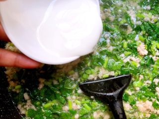 17、冬寒菜肉末羹,倒入水淀粉把水再次煮开，要不停的搅拌，等到汤变的粘稠就可以了