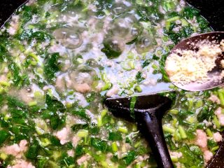 18、冬寒菜肉末羹,放入10g鸡精搅拌均匀就可以出锅了