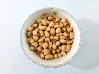 2、养生养颜之花生红枣桂圆汤,泡好的花生米冲洗干净，沥干水分，备用！