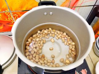 5、养生养颜之花生红枣桂圆汤,放入花生米！