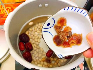 7、养生养颜之花生红枣桂圆汤,加入桂圆干！