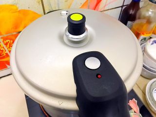 8、养生养颜之花生红枣桂圆汤,盖上高压锅盖子，拧严实，开大火煮！