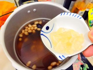 10、养生养颜之花生红枣桂圆汤,30分钟之后熄火，待气阀降落，可以打开锅盖的时候，就加入黄冰糖，搅拌一下，再中火煮五分钟！