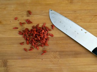 3、温中补血散寒膏,枸杞洗净。